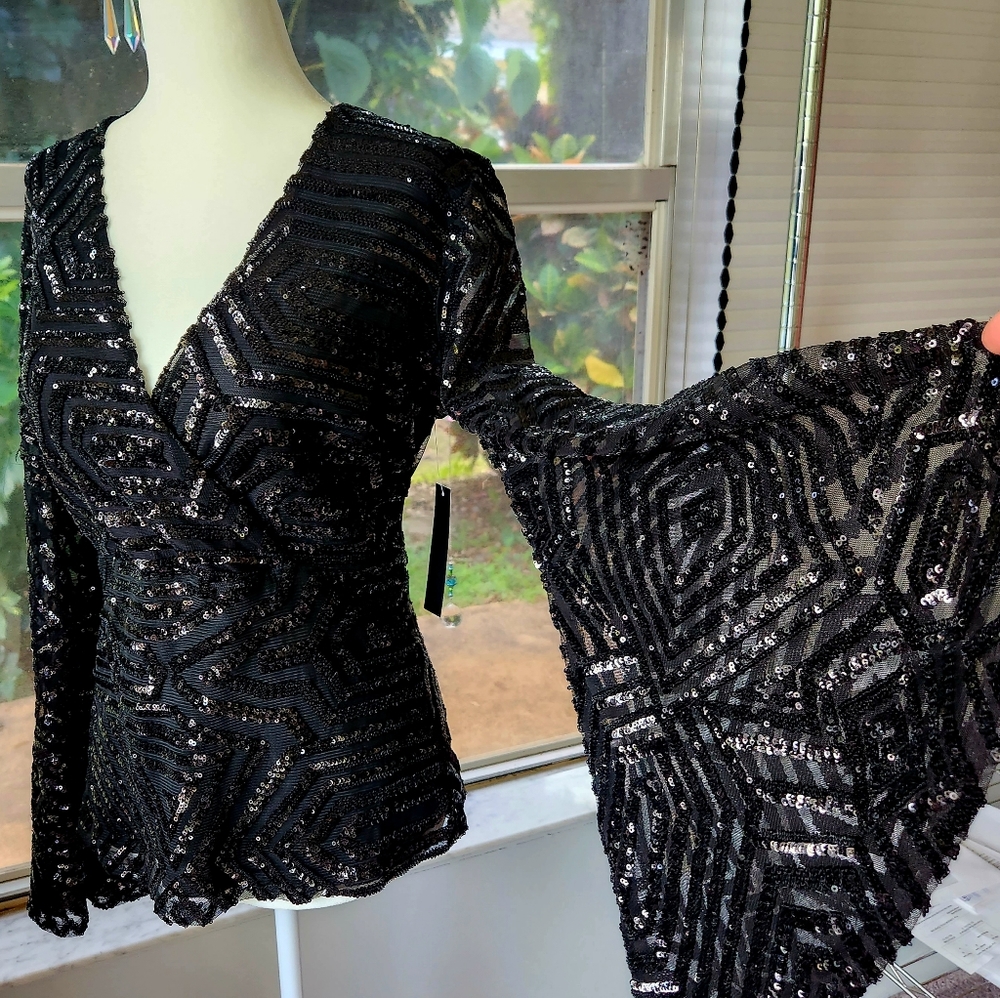 NWT VENUS HOLIDAY BLACK SEQUIN ANGEL SLEEVE TOP. SZ 2